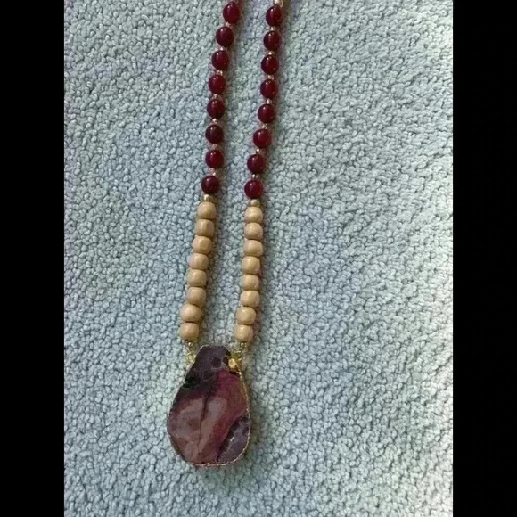 22 inch Beaded  necklace with Agate stone pendant. - Picture 3 of 5